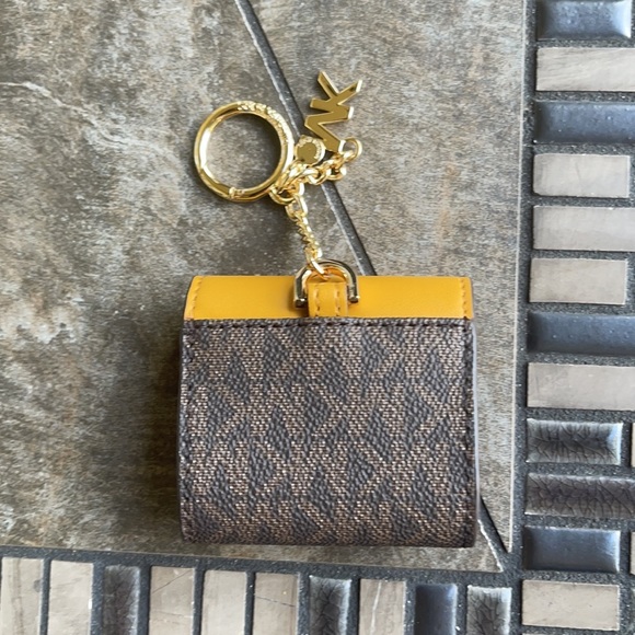 Michael Kors Jet Set Travel AirPod Case - Picture 7 of 16